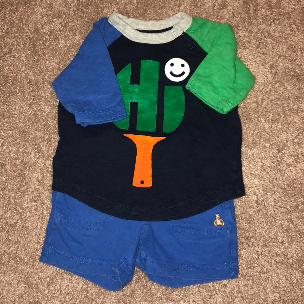 GAP outfit, shirt and shorts. 6-12 months.
